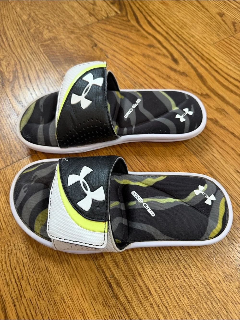 Boy’s Under Armour Flip Flops. Size 3Y. Excellent Condition.
